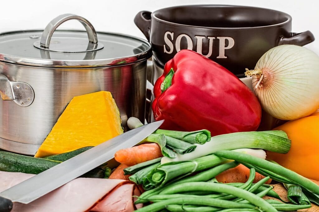 Picture of a Crook Pot and veggies. General Nutrition Versus Personalized Nutrition, a balanced diet, maintain health