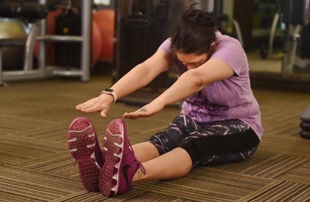 Picture of a woman doing situps. Exercise and Life Expectancy and exercise, physical activity